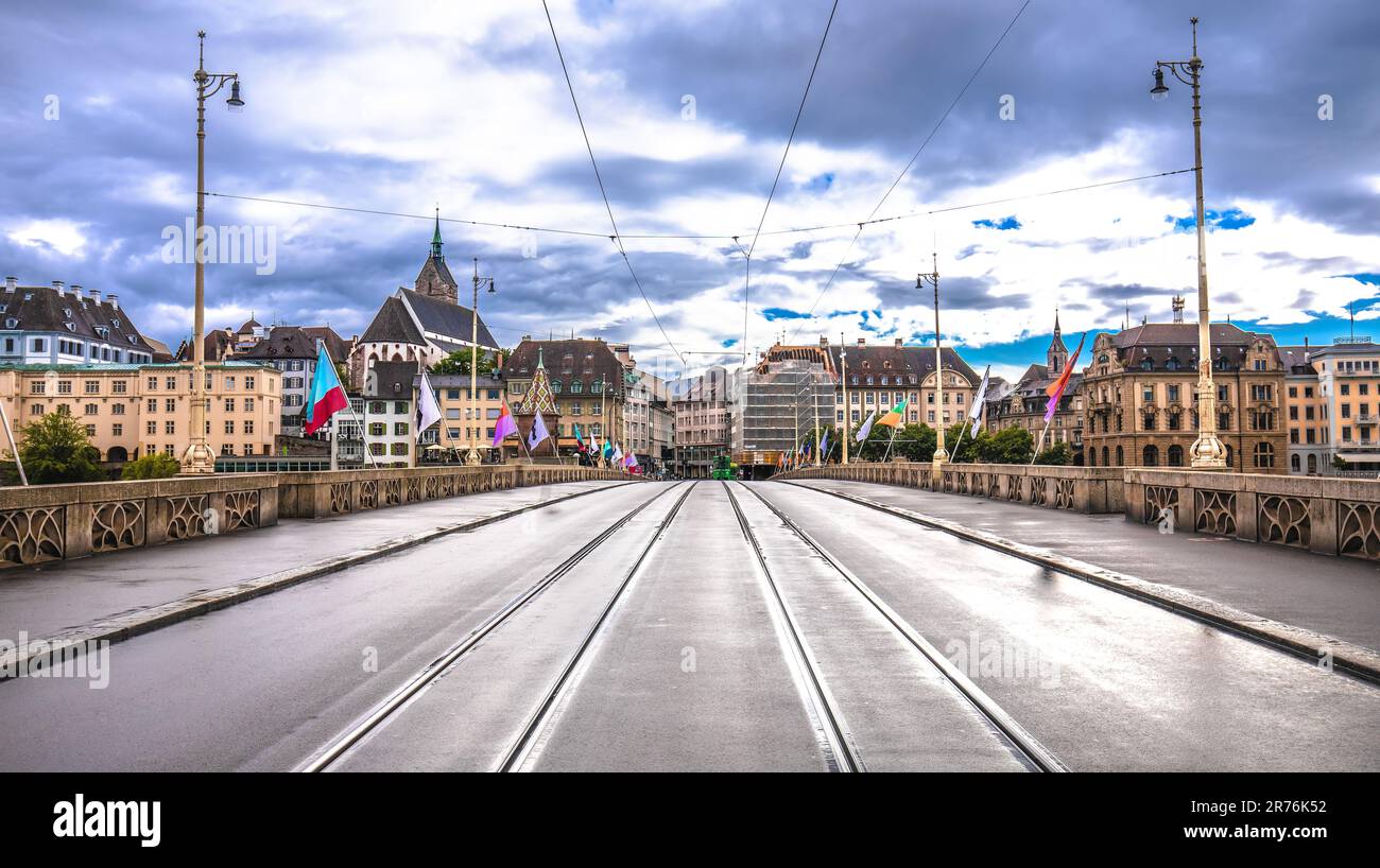 Pont central de Bâle et architecture historique avec vue sur la pluie, nord de la Suisse Banque D'Images