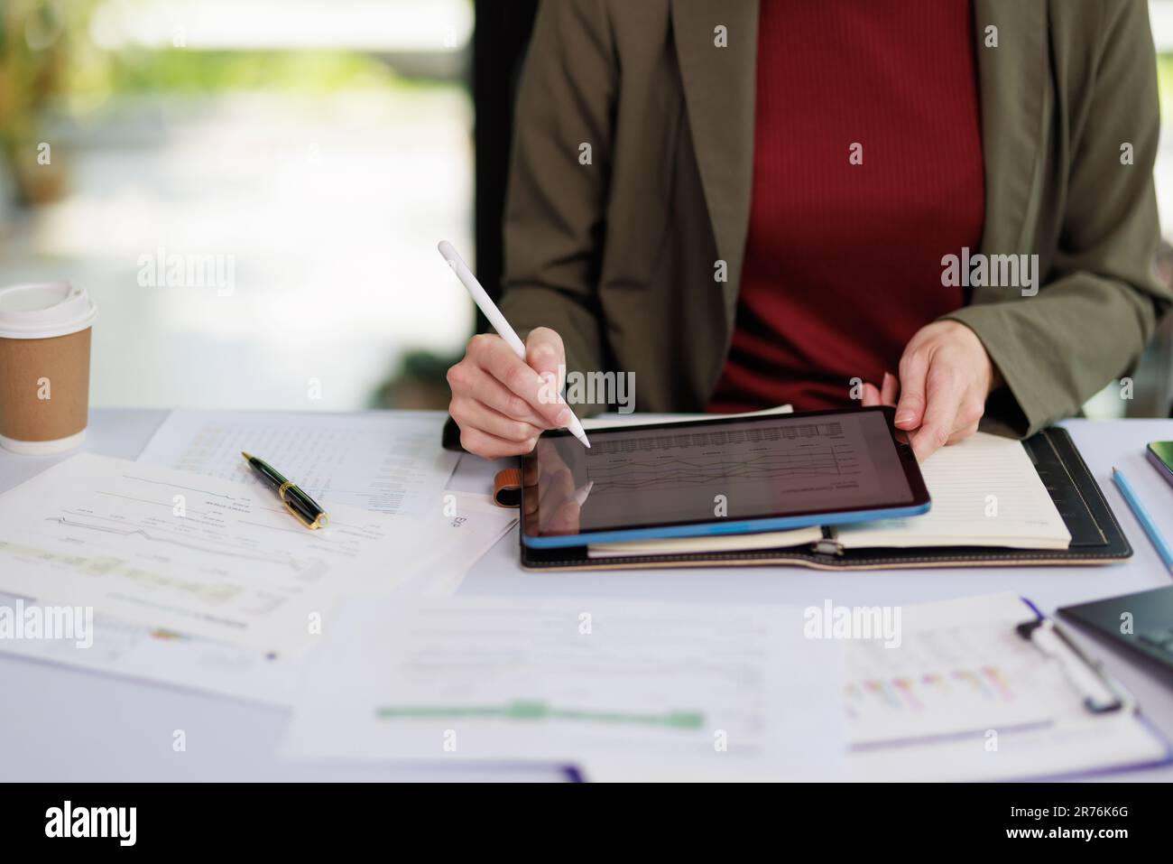 Concept de bureau d'affaires femme travaillant, femme d'affaires sourire tout en travaillant sur son plan d'investissement avec l'analyse de document et d'investissement d'affaires gr Banque D'Images