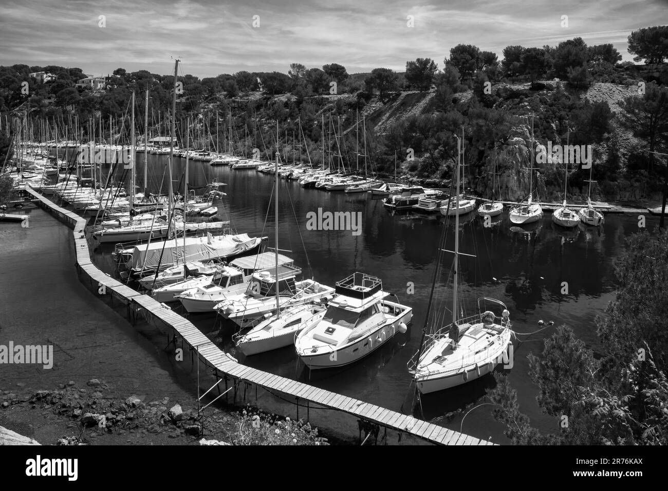 Bateaux à voile amarrés dans le port de plaisance de Calanque de Port-Miou. Parc national des Calanques, Cassis, France. Photo historique noir blanc Banque D'Images