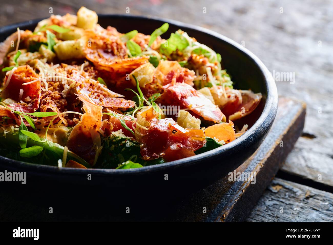 Grande assiette de salade appétissante composée de légumes frais hachés  herbes et bacon servi dans un bol noir Photo Stock - Alamy