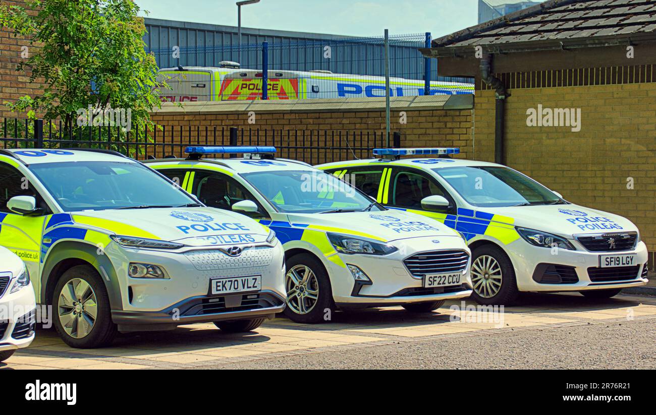 'voitures de police fourgonnettes dans le parking; hors de la gare à partick Banque D'Images
