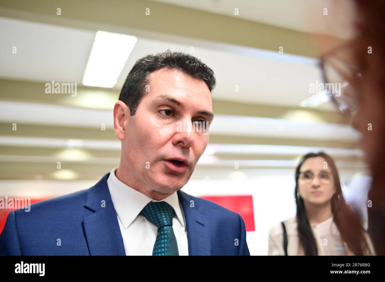 BRASÍLIA, DF - 13.06.2023: RUI COSTA E JADER FILHO COMISSÕES SENADO - photo, le ministre Jader Filho quitte la commission. Ce mardi (13), les ministres du gouvernement Lula, le ministre de la Maison civile Rui Costa, le ministre des villes Jader Filho, participent aux commissions conjointes sur l'infrastructure, l'environnement, le développement régional et le tourisme du Sénat. (Photo : ton Molina/Fotoarena) Banque D'Images