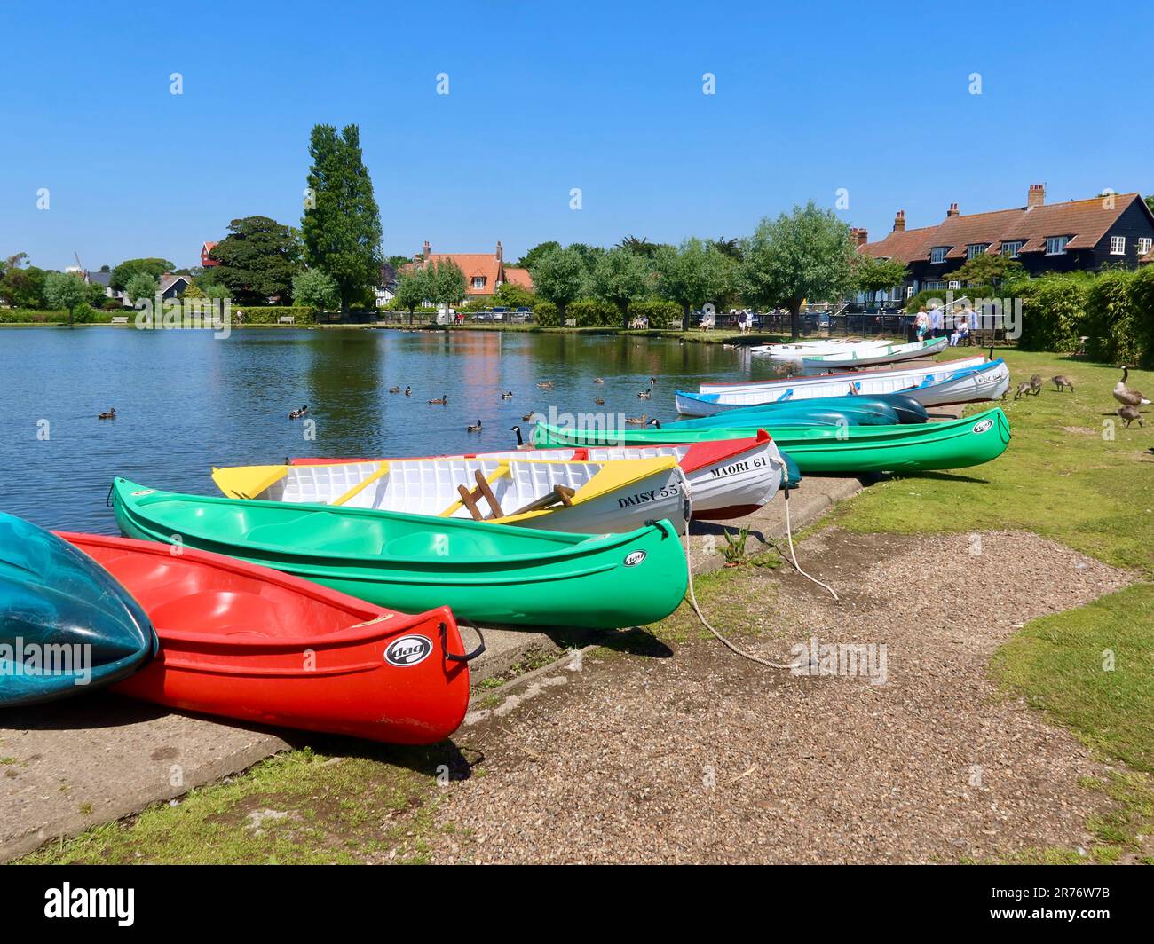 Thorpeness, Suffolk, Royaume-Uni - 13 juin 2023 : des bateaux multicolores au bord du lac de plaisance. Banque D'Images