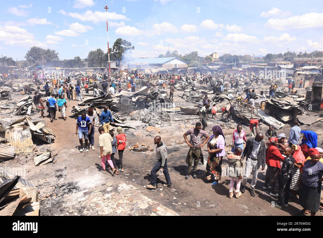 Les traders se rassemblent sur le marché en plein air de Toi à Nairobi pour évaluer les dommages après une rasée inferno sur le marché. Les commerçants ont perdu des marchandises d'une valeur estimée à des millions dans l'incendie dont la cause reste à établir. Banque D'Images