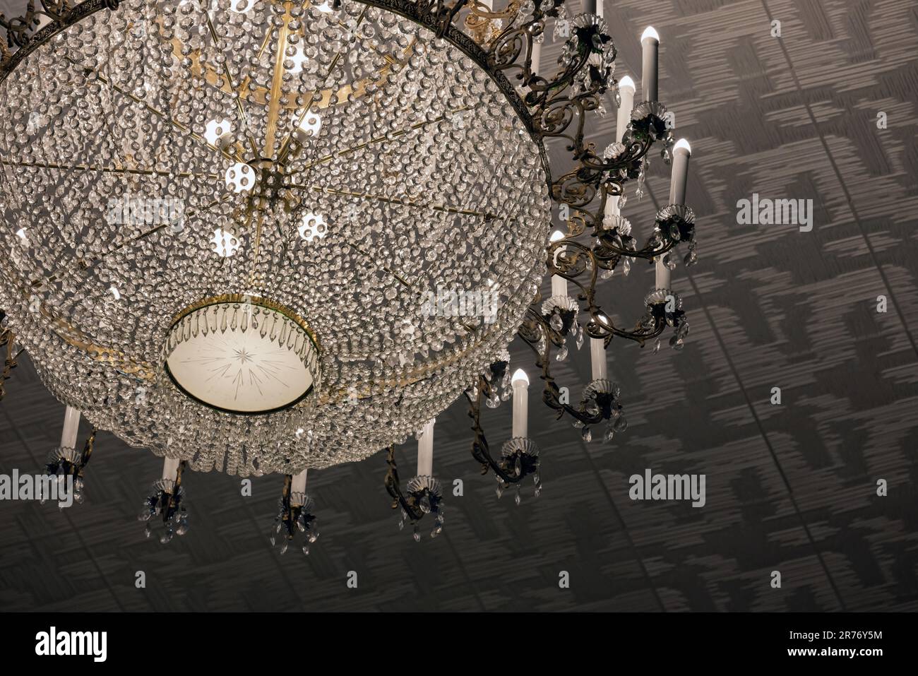 Grand lustre vintage de luxe avec décoration en cristal et détails intérieurs classiques Banque D'Images