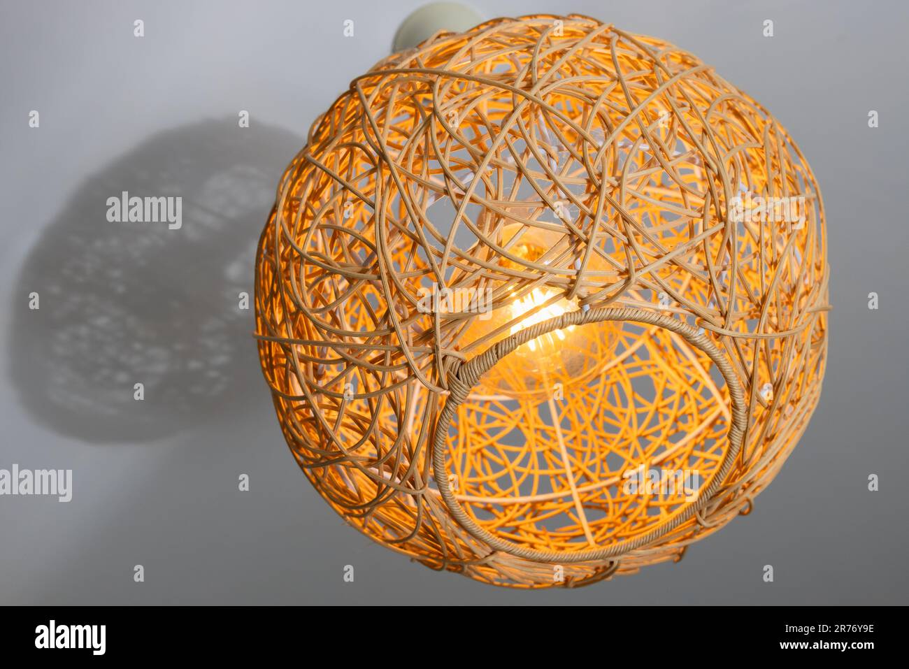 Lustre moderne avec abat-jour en forme de boule, photo en gros plan Banque D'Images