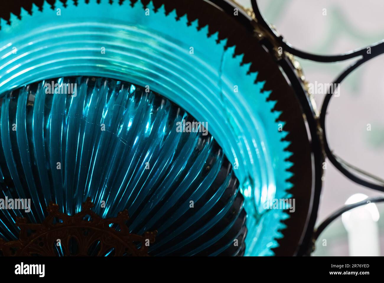 Bleu brillant transparent cristal décoration d'un lustre vintage de luxe, vue de dessous, gros plan avec mise au point sélective Banque D'Images