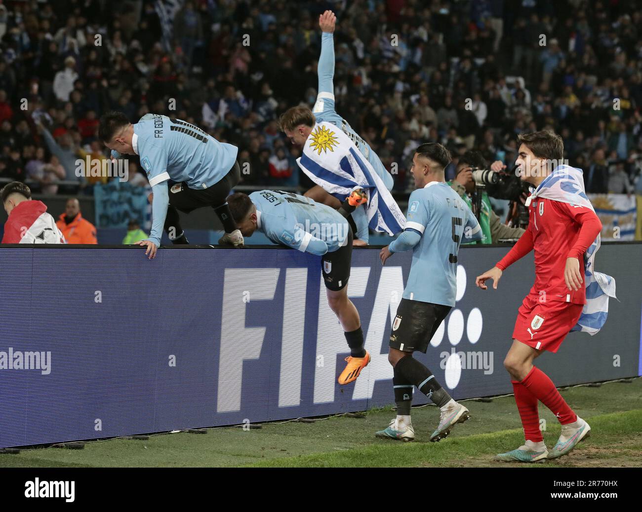 Les joueurs uruguayens célèbrent après avoir vaincu l'Italie 1-0 et sont devenus un champion lors du match de football final de la coupe du monde de la FIFA U-20 Argentine 2023 au stade Diego Armando Maradona à la Plata, en Argentine, sur 11 juin 2023. Banque D'Images