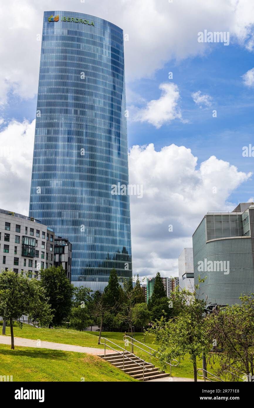 Parc Republica de Abando et la tour Iberdrola, gratte-ciel au design élégant et moderne et façade en verre reflétant le paysage urbain environnant et le vi Banque D'Images