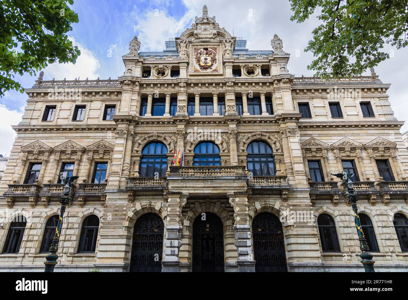 Palais de délégation du Foral de Gascogne au design néoclassique et à la façade symétrique ornée de colonnes ornées et d'une entrée centrale en vue. Bilbao, Banque D'Images