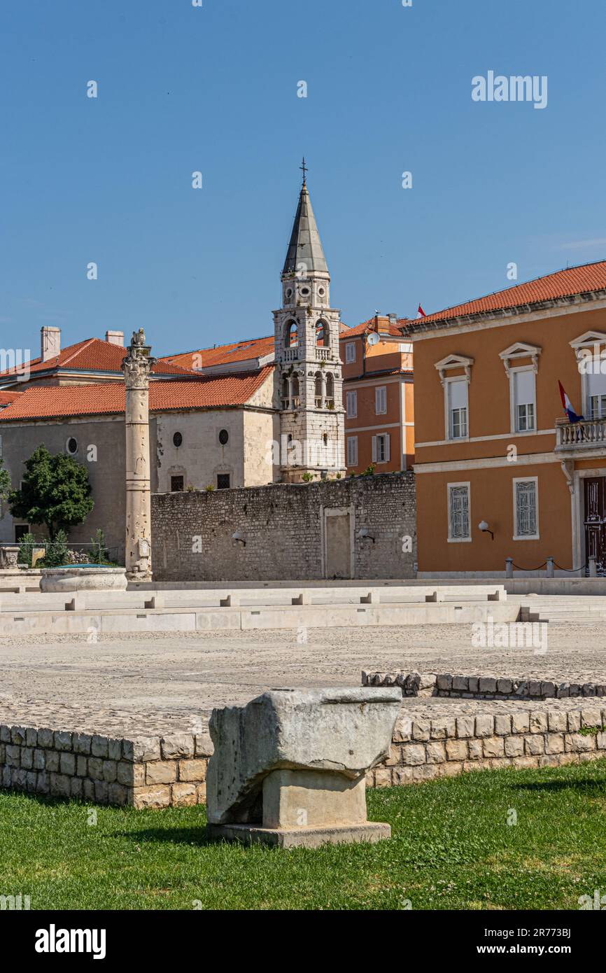 L'église de St Elijah et le pilier de la honte debout dans la piazza romaine, Zadar City Croatie Banque D'Images