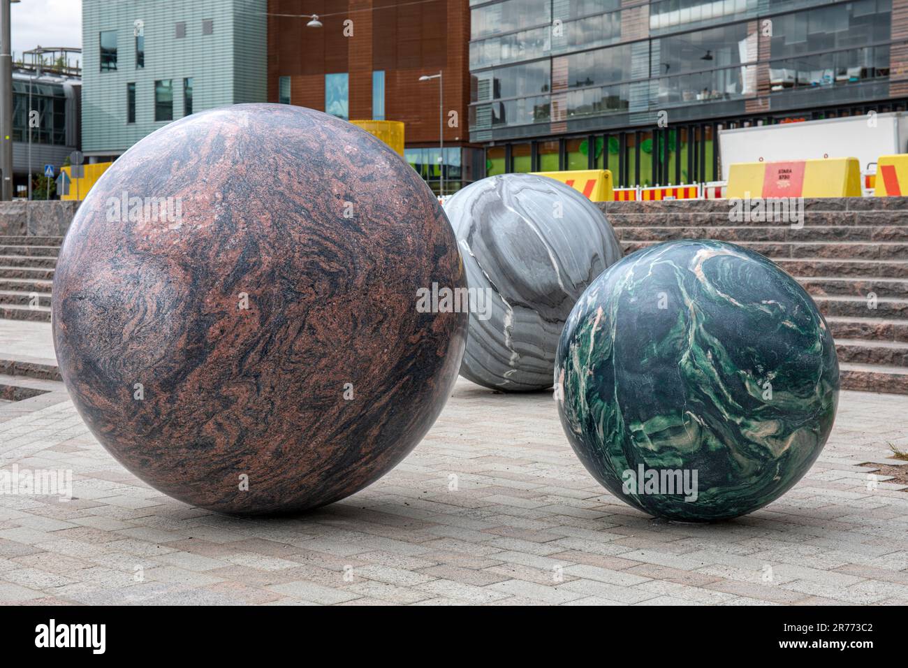 Parties de Pars Pro Toto, une sculpture composée de grands globes de pierre par Alicja Kwade à Capellanranta dans le district de Verkkosaari à Helsinki, en Finlande Banque D'Images