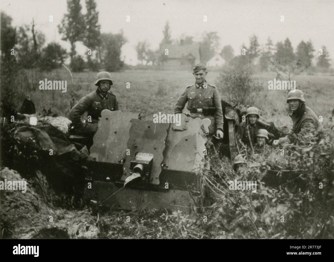 Photographie prise par les Allemands à Praga, Pologne. Original Caption in German: 'Der Ring UM Warschau ist geschlossen. LIG dans Feuerstellung vor Praga. BEI Praga, nordostl. Vorort von Warschau. Polen.' Traduction française: «Le ring autour de Varsovie est fermé. LIG en position de tir devant Praga. À Praga, dans le nord-est. Banlieue de Varsovie. Pologne.' Légende originale en anglais : « Varsovie est complètement encerclée par l'armée allemande... arme d'infanterie légère en position de tir à Praga. » Photographies prises par les unités de propagande des forces armées allemandes (Wehrmacht) et du Waffen-SS Banque D'Images