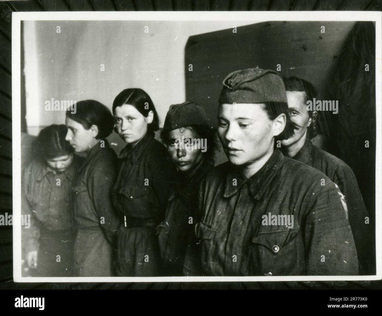 Membres du bataillon des femmes rouges. Légende originale anglaise : « ces femmes font partie des bataillons rouges des femmes. » Légende allemande originale: 'Sie sind vom roten Frauen-Battalion.'. Photographies prises par les unités de propagande des forces armées allemandes (Wehrmacht) et du Waffen-SS Banque D'Images