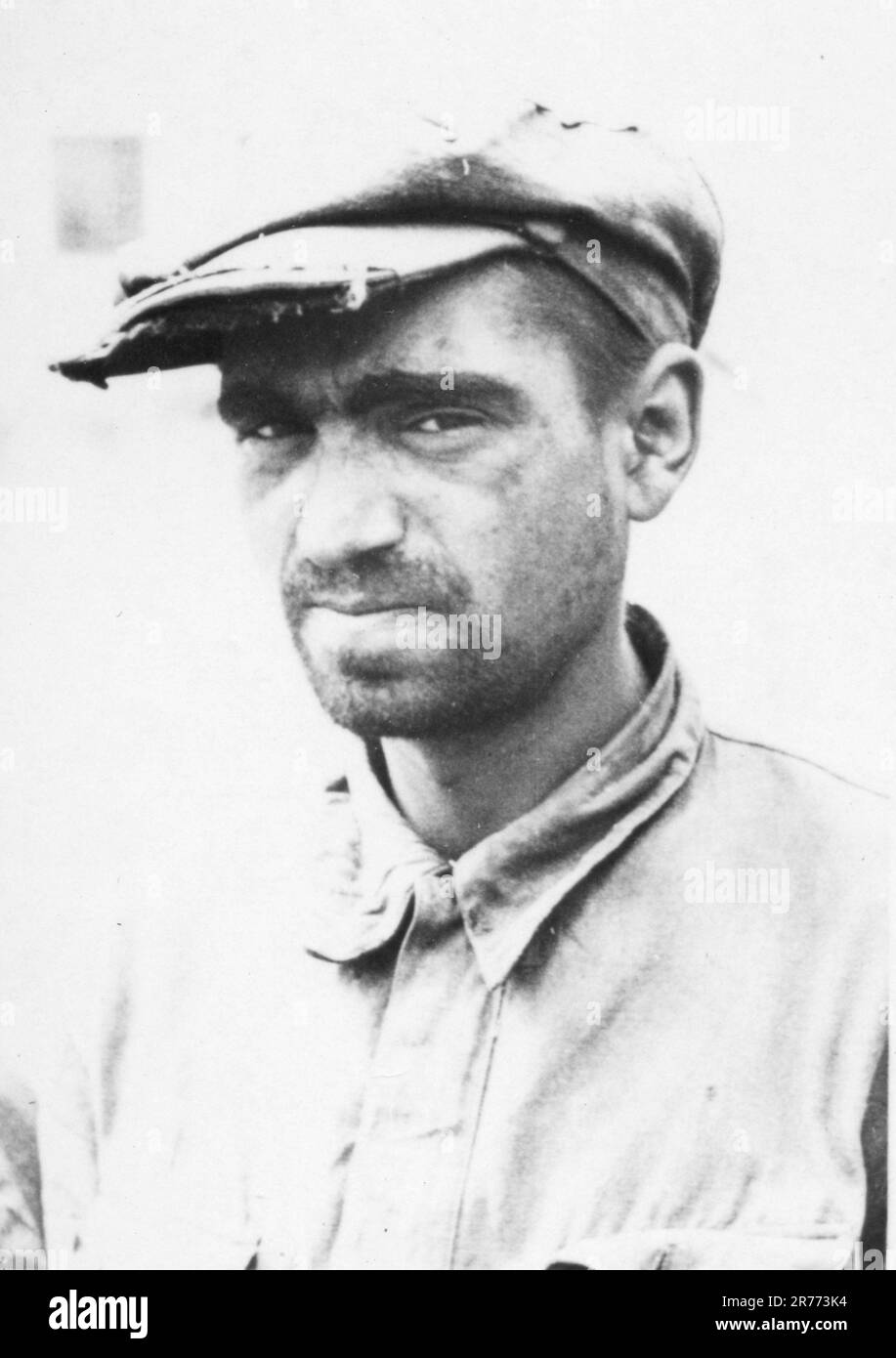 Homme juif qui a été arrêté par les Allemands et emprisonné. Légende allemande originale: 'Gefangenenlager. Verhafteter Jude. Rozana.'. Photographies prises par les unités de propagande des forces armées allemandes (Wehrmacht) et du Waffen-SS Banque D'Images