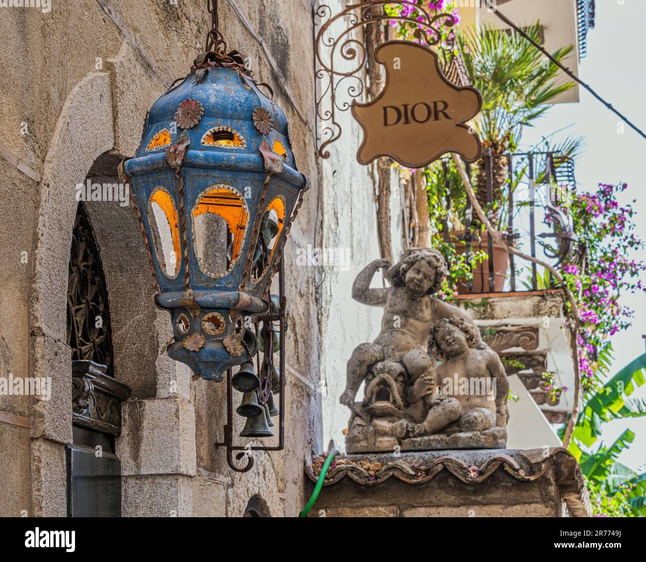 Aperçu d'une allée le long de la rue principale de la ville touristique de Taormina. Lustre en céramique peinte typique de la ville. Taormina, Sicile Banque D'Images