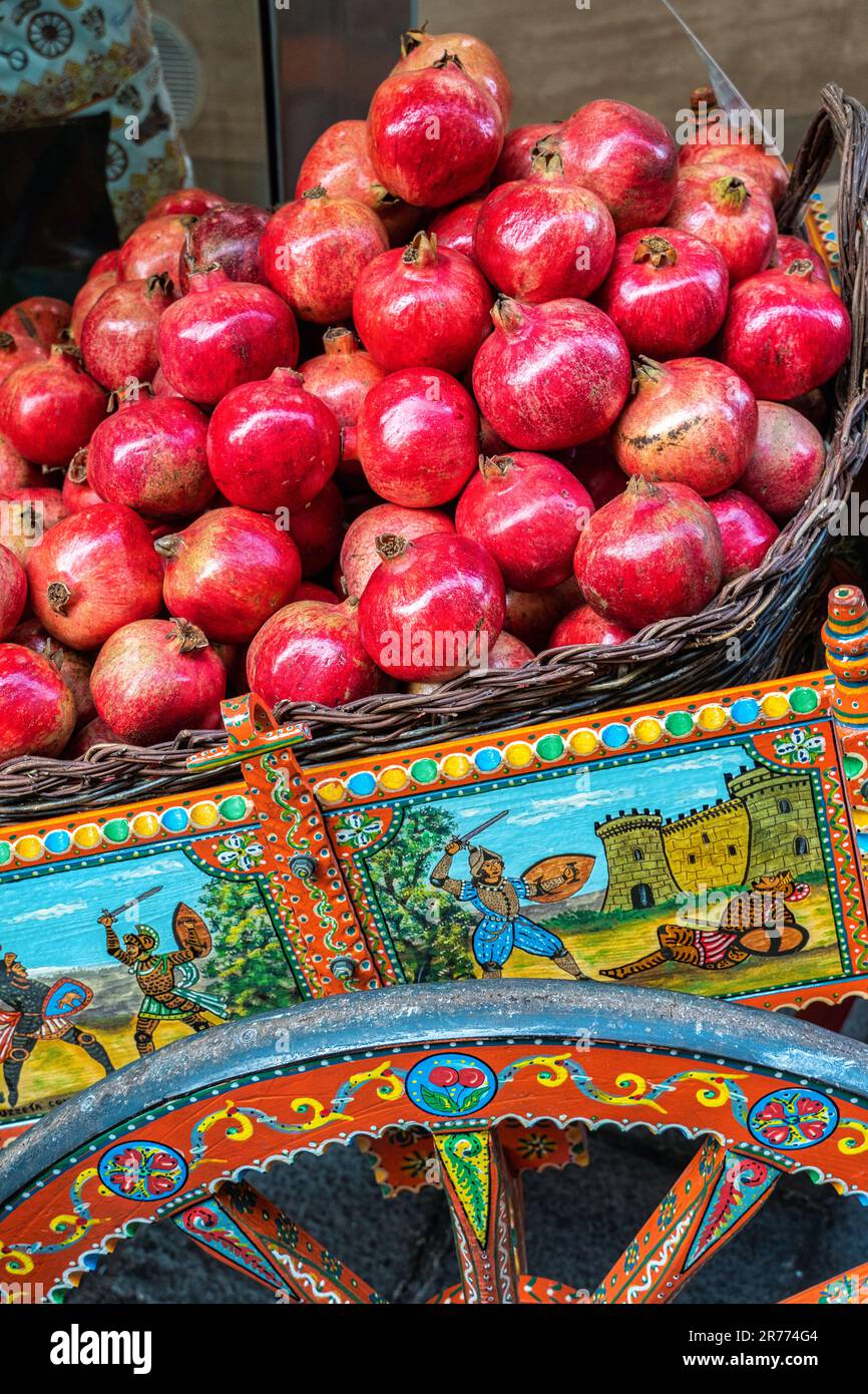 Chariot sicilien décoré avec des histoires des héros de Taormina chargé de grenades rouges. Taormine, province de Messine, Sicile, Italie, Europe Banque D'Images