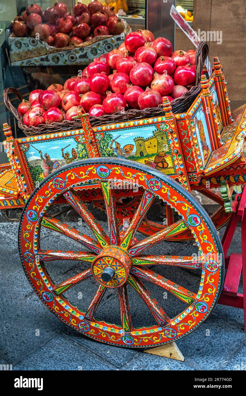 Chariot sicilien décoré avec des histoires des héros de Taormina chargé de grenades rouges. Taormine, province de Messine, Sicile, Italie, Europe Banque D'Images