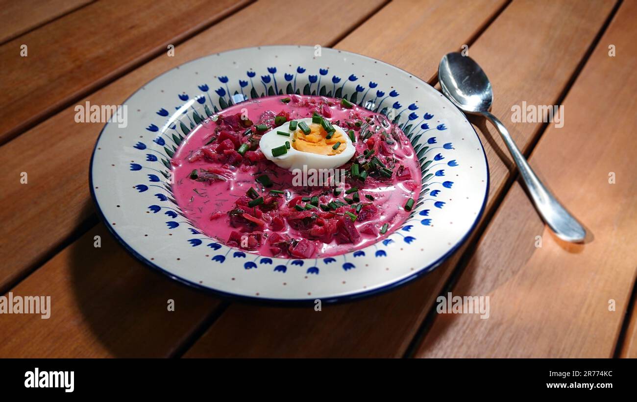 Soupe froide de betteraves avec œuf. Soupe froide traditionnelle lituanienne. Nourriture fraîche d'été letton, polonais, russe, biélorusse et ukrainien avec verger, betterave Banque D'Images