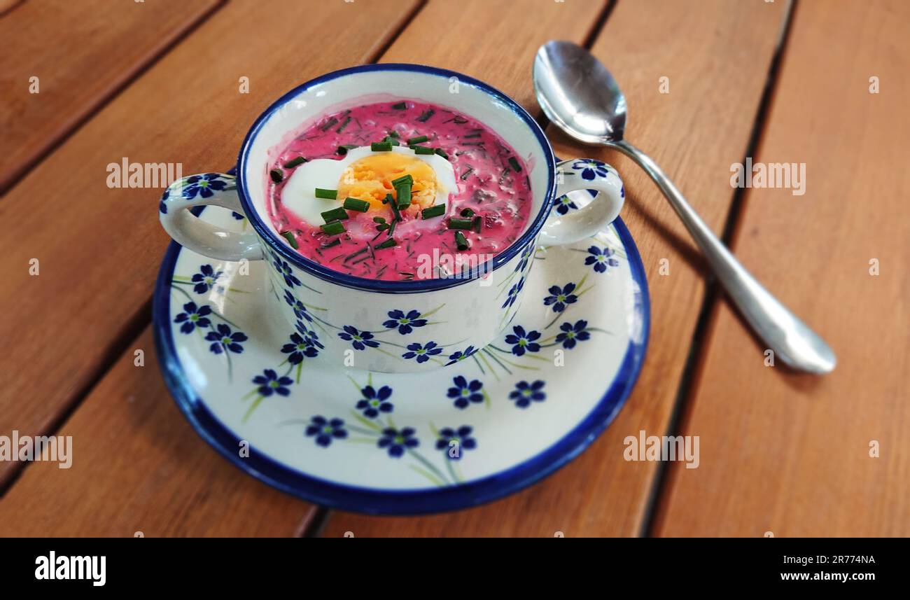 Soupe froide de betteraves avec œuf. Soupe froide traditionnelle lituanienne. Nourriture fraîche d'été letton, polonais, russe, biélorusse et ukrainien avec verger, betterave Banque D'Images