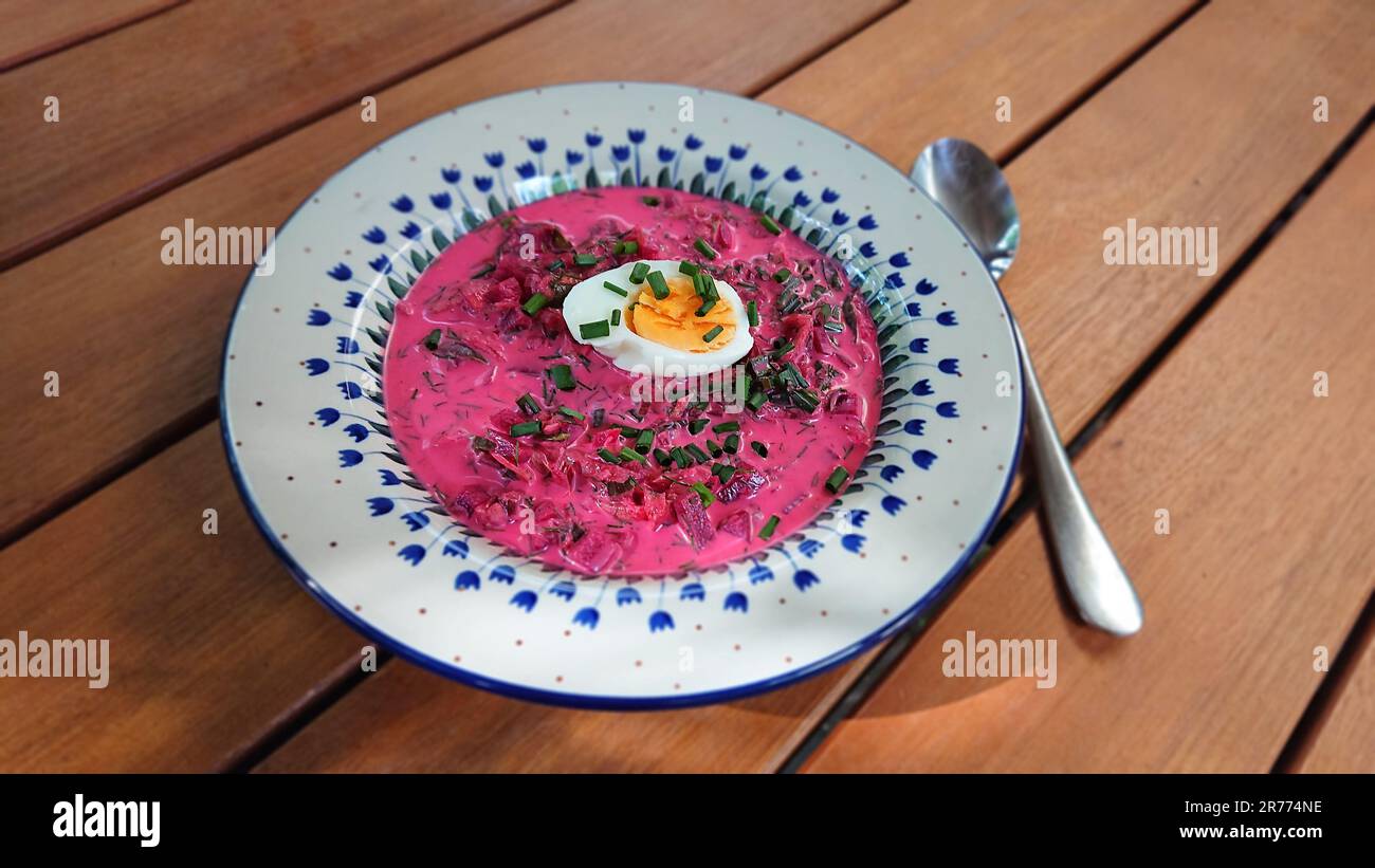 Soupe froide de betteraves avec œufs et ciboulette. Soupe fraîche lituanienne d'été. Nourriture traditionnelle de Lettonie, Pologne, Russie, Biélorussie et Ukraine avec verger, b Banque D'Images