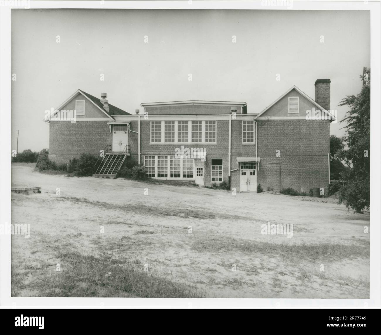 Vue arrière extérieure de l'école secondaire Worsham. Cet article est une photographie de la vue arrière extérieure à l'école secondaire Worsham. Cette photographie a été utilisée comme pièce no 43 de la défenderesse dans l'affaire des droits civils Dorothy E. Davis et al V. County School Board du comté de Prince Edward, Virginie. Région du centre de l'Atlantique (Philadelphie, PA). Impression photographique. Banque D'Images