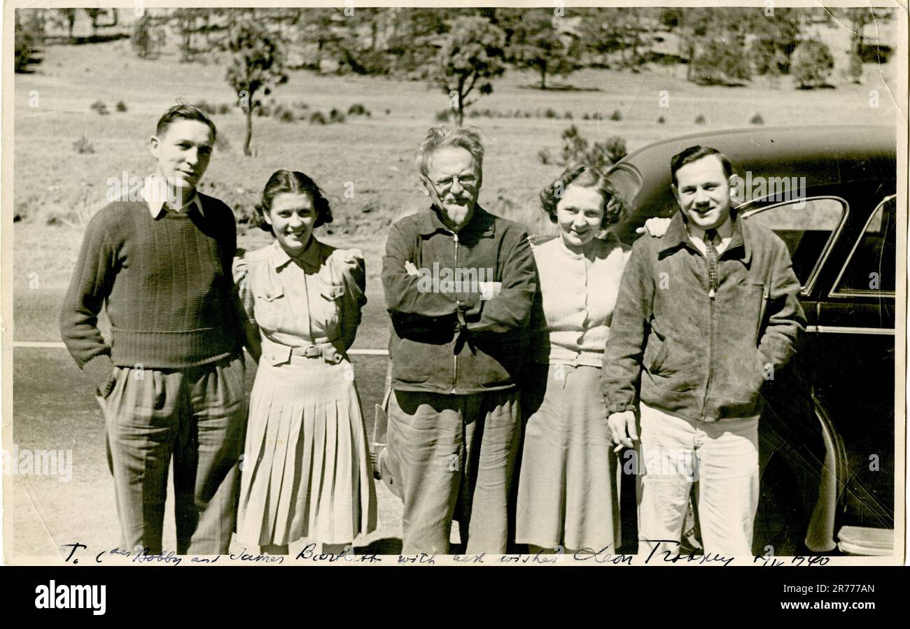 Leon Trotsky et les admirateurs américains, Mexique. Trotsky pose avec les trotskystes américains Harry de Boer et James H. Bartlett et leurs conjoints; imprimé autographié par Trotsky, 5 avril 1940 Banque D'Images