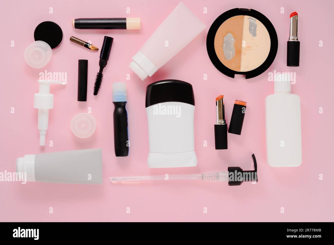 Recycler les bouchons, les bouteilles, les tubes, les distributeurs, les crayons à sourcils, mascara, bâtonnets déodorants sur fond rose. plan d'agencement, vue de dessus Banque D'Images Recycler les bouchons, les bouteilles, les tubes, les distributeurs, les crayons à sourcils, mascara, bâtonnets déodorants sur fond rose. plan d'agencement, vue de dessus Banque D'Images