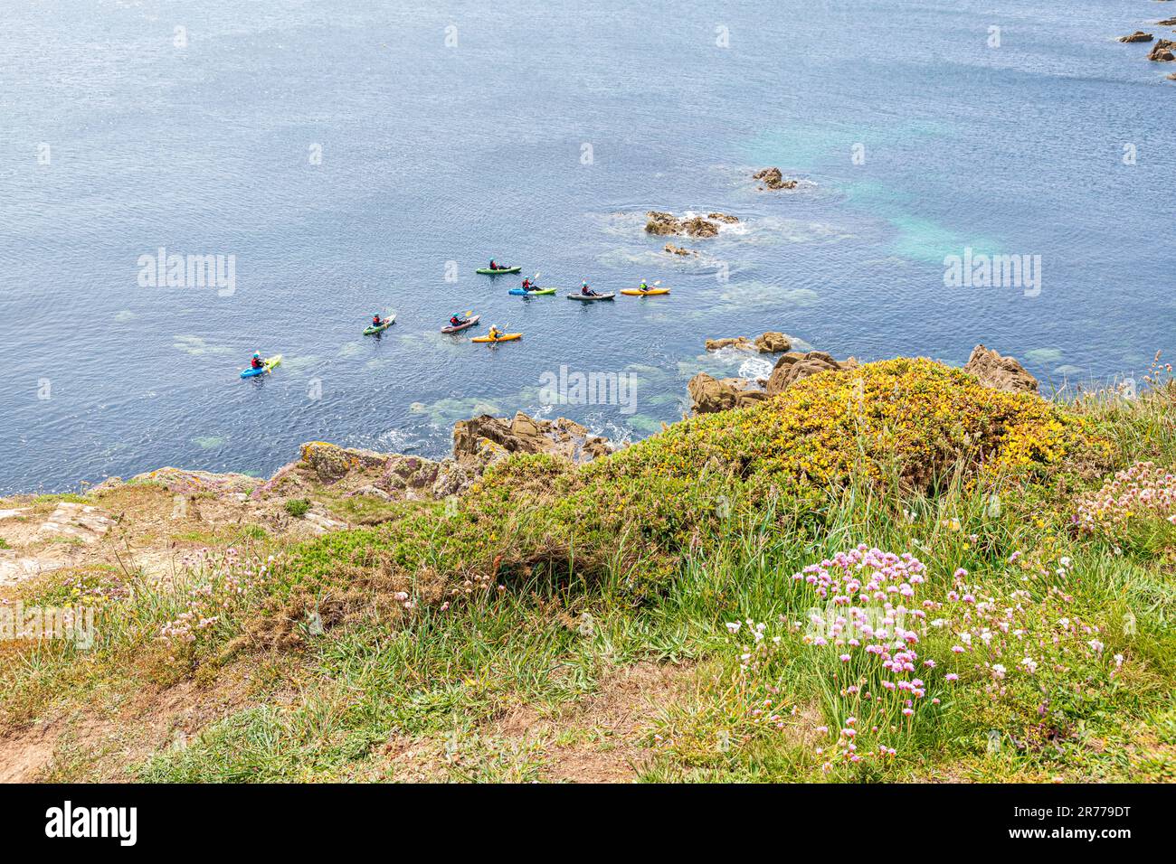 Canoéistes de St non's Bay, sur la péninsule de St David, dans le parc national de la côte de Pembrokeshire, pays de Galles, Royaume-Uni Banque D'Images