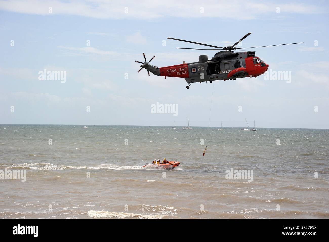 Royal Navy Rescue Sea King en démonstration avec RNLI au Wales National Airshow 2015, Swansea Bay. Banque D'Images