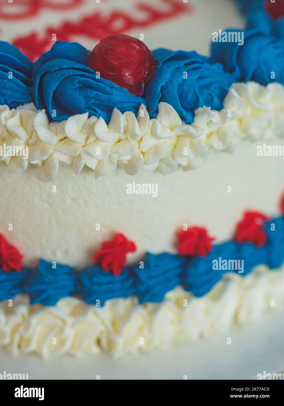 gâteau givré blanc bleu rouge isolé sur fond blanc de studio. Couleurs du drapeau américain. Célébration. Banque D'Images