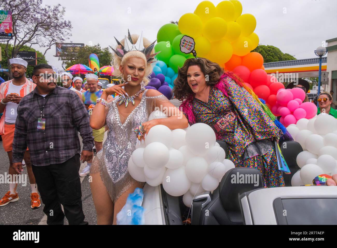 Melissa McCarthy est la reine du West Hollywood Pride Parade. 6/4/2023 sur le boulevard Santa Monica. Los Angeles, Californie, États-Unis Banque D'Images