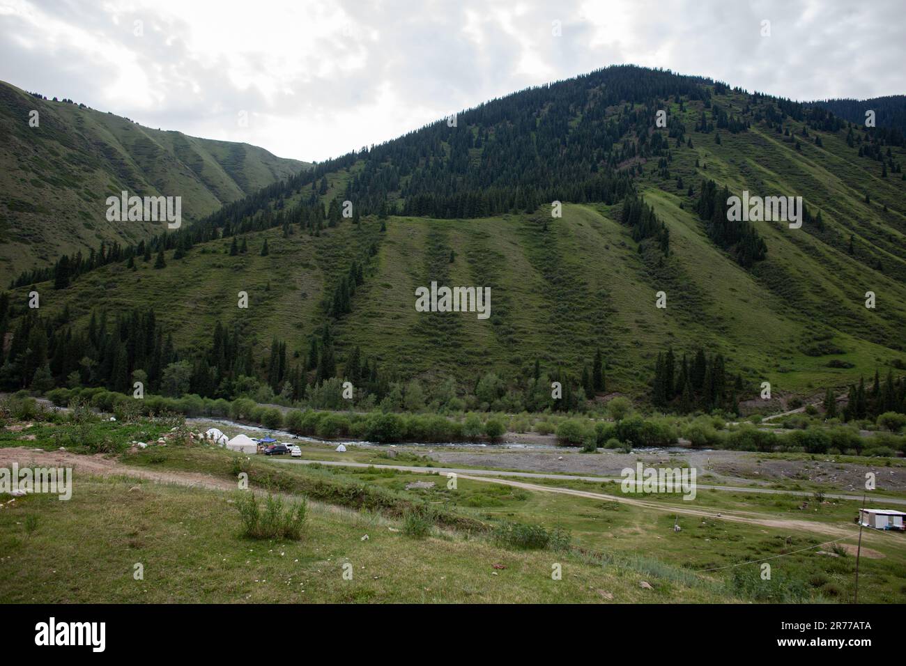 Yourtes kazakh pour vivre près des montagnes en été. Banque D'Images