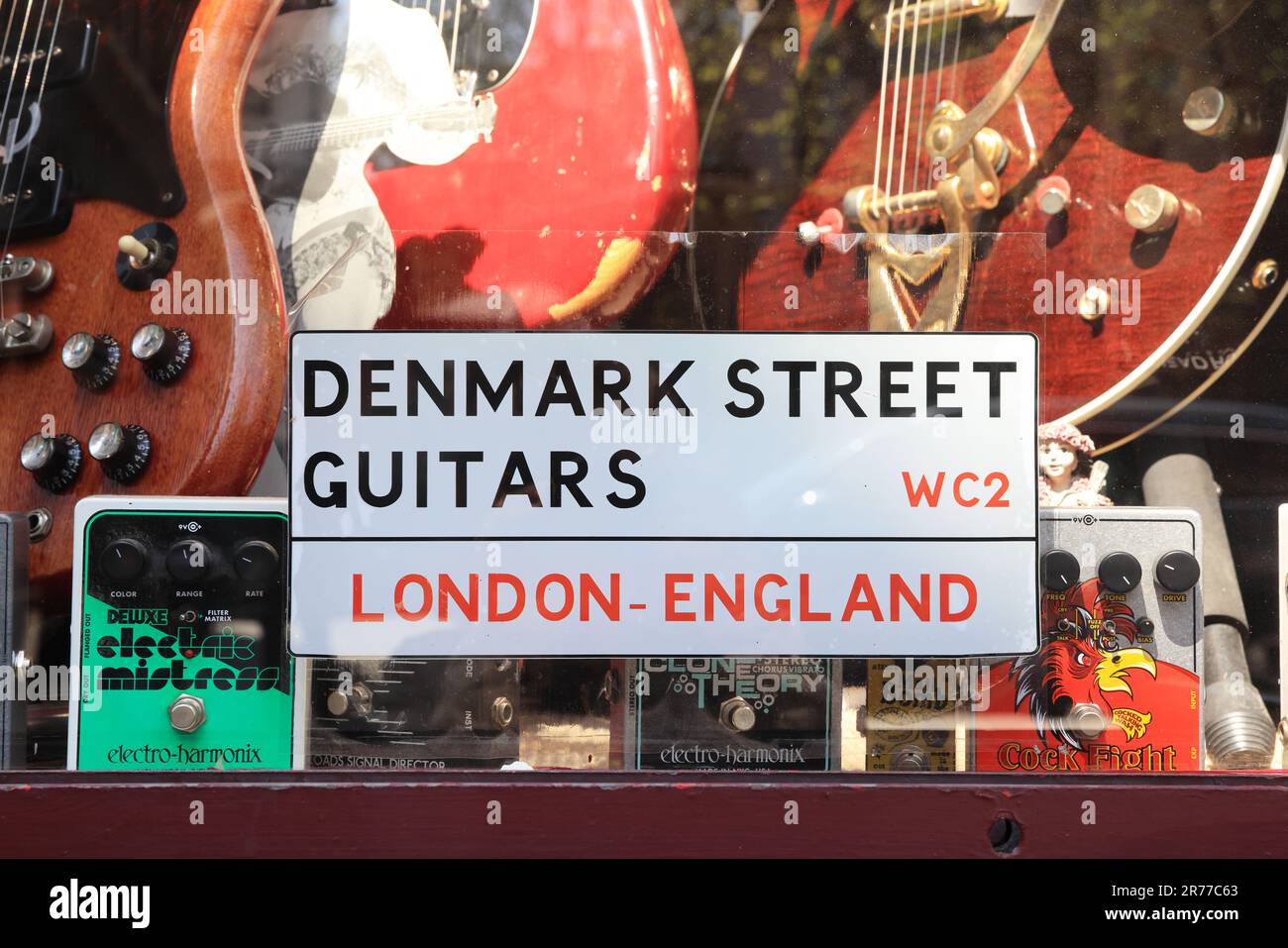 Denmark Street, de renommée musicale, au sud de TCR, a été mis en place en 1687 et nommé en l'honneur du Prince George du Danemark après avoir épousé la reine Anne, Londres, Royaume-Uni Banque D'Images