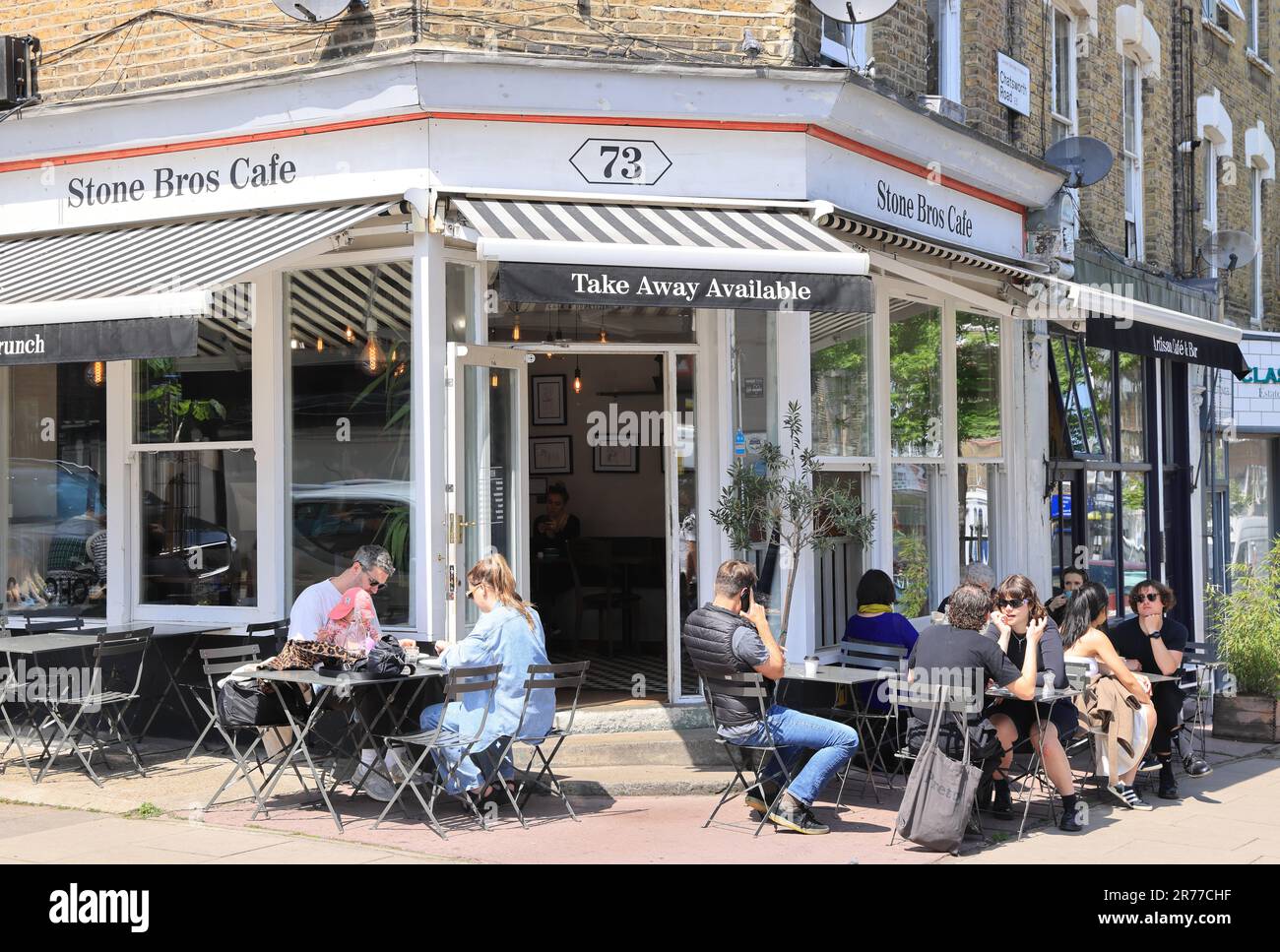 Clapton est en pleine douceur, comme ici sur Chatsworth Road, avec un café et une culture vibrante, des boutiques indé et un marché du dimanche, à l'est de Londres, au Royaume-Uni Banque D'Images