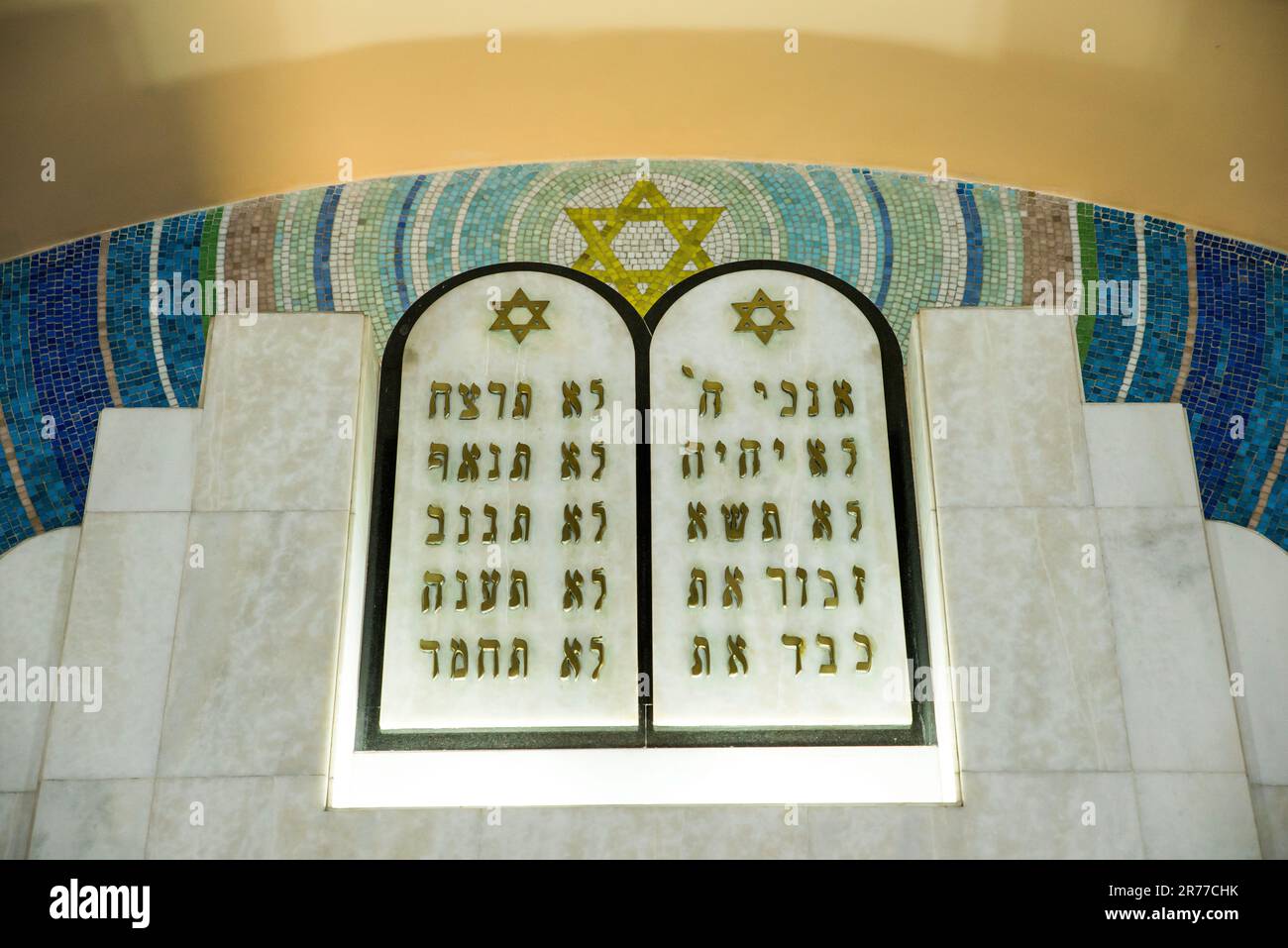 Tablettes de pierre avec dix Commandements en hébreu à l'intérieur du Temple juif Banque D'Images