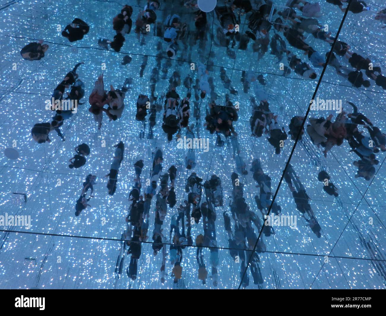TeamLab planètes, Tokyo : une salle pleine de cordes de lumières LED, mur miroir, plancher et plafond pour vous immerger dans cet univers de cristal infini Banque D'Images