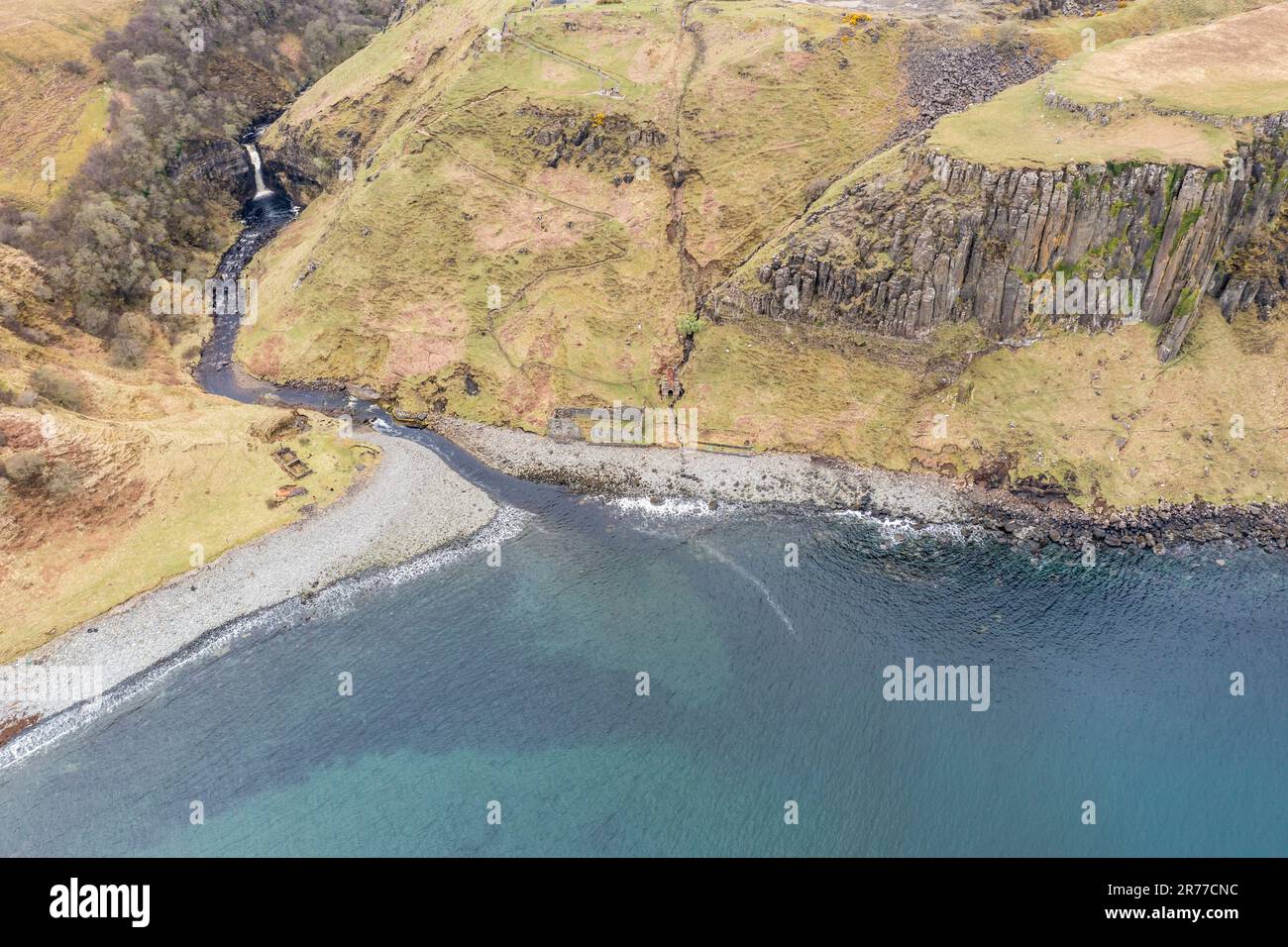 Vue aérienne de la cascade de Lealt et de la falaise de basalte près de Staffin, île de Skye, Écosse, Royaume-Uni Banque D'Images