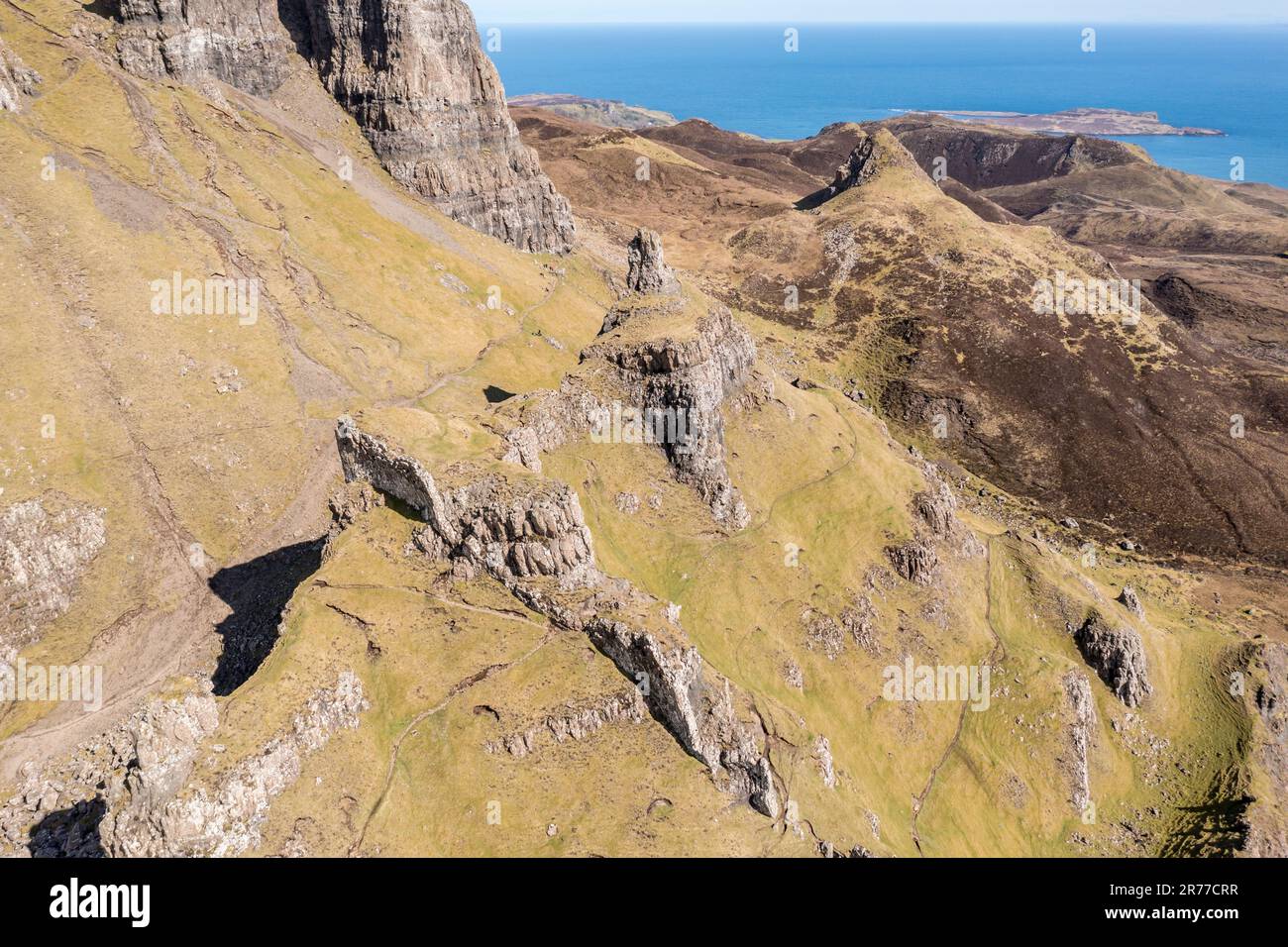 Vue aérienne de la formation rocheuse de Quiraing 'la prison', péninsule de Trotternish, île de Skye, Écosse, Royaume-Uni Banque D'Images