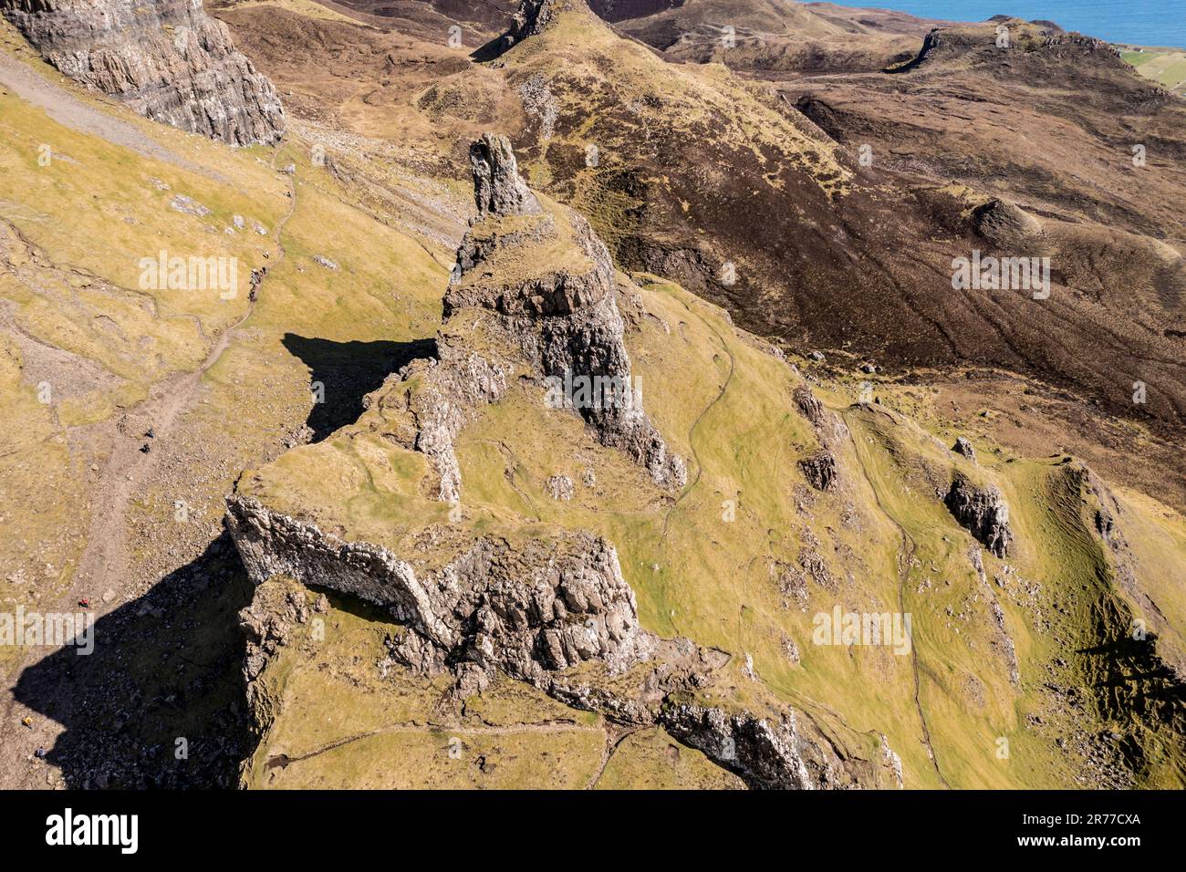 Vue aérienne de la formation rocheuse de Quiraing 'la prison', péninsule de Trotternish, île de Skye, Écosse, Royaume-Uni Banque D'Images