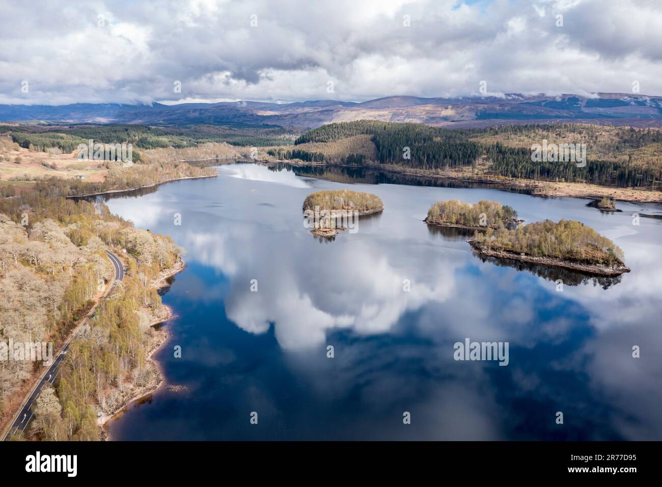 Nuages reflétés dans le lac Loch Garry, îles sur le ciel miroir, Highlands écossais, vue aérienne, Écosse, Royaume-Uni Banque D'Images