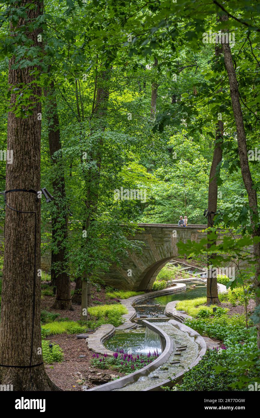 Père et fille appréciant le temps passé ensemble parmi la beauté pittoresque du jardin botanique d'Atlanta à Midtown Atlanta, Géorgie. (ÉTATS-UNIS) Banque D'Images