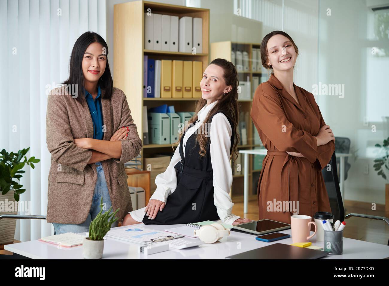 Portrait d'une équipe d'affaires réussie de femmes souriant à la caméra debout au bureau Banque D'Images
