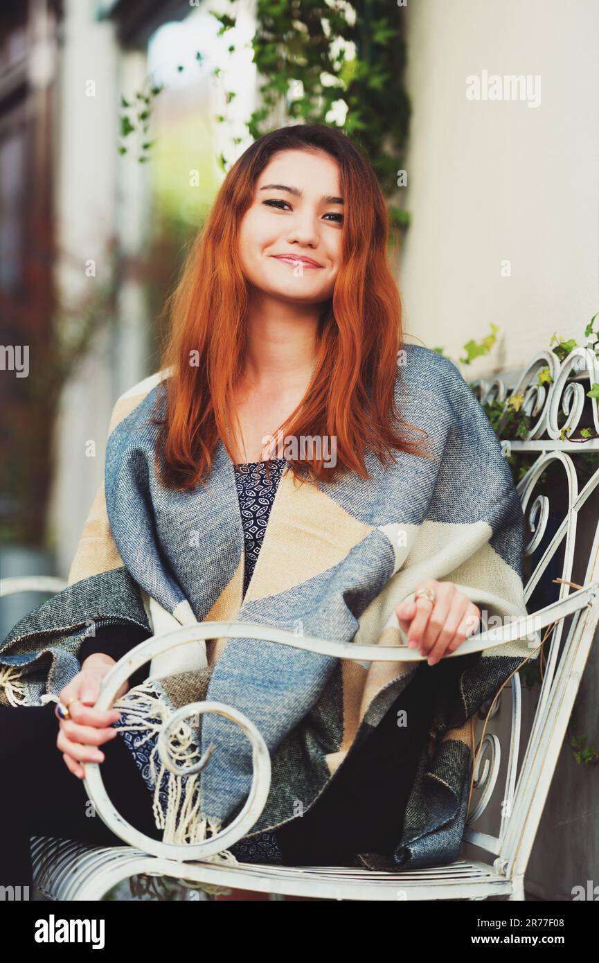 Jeune fille de 20 ans à la mode assise sur le banc, portant une veste chaude  à carreaux Photo Stock - Alamy