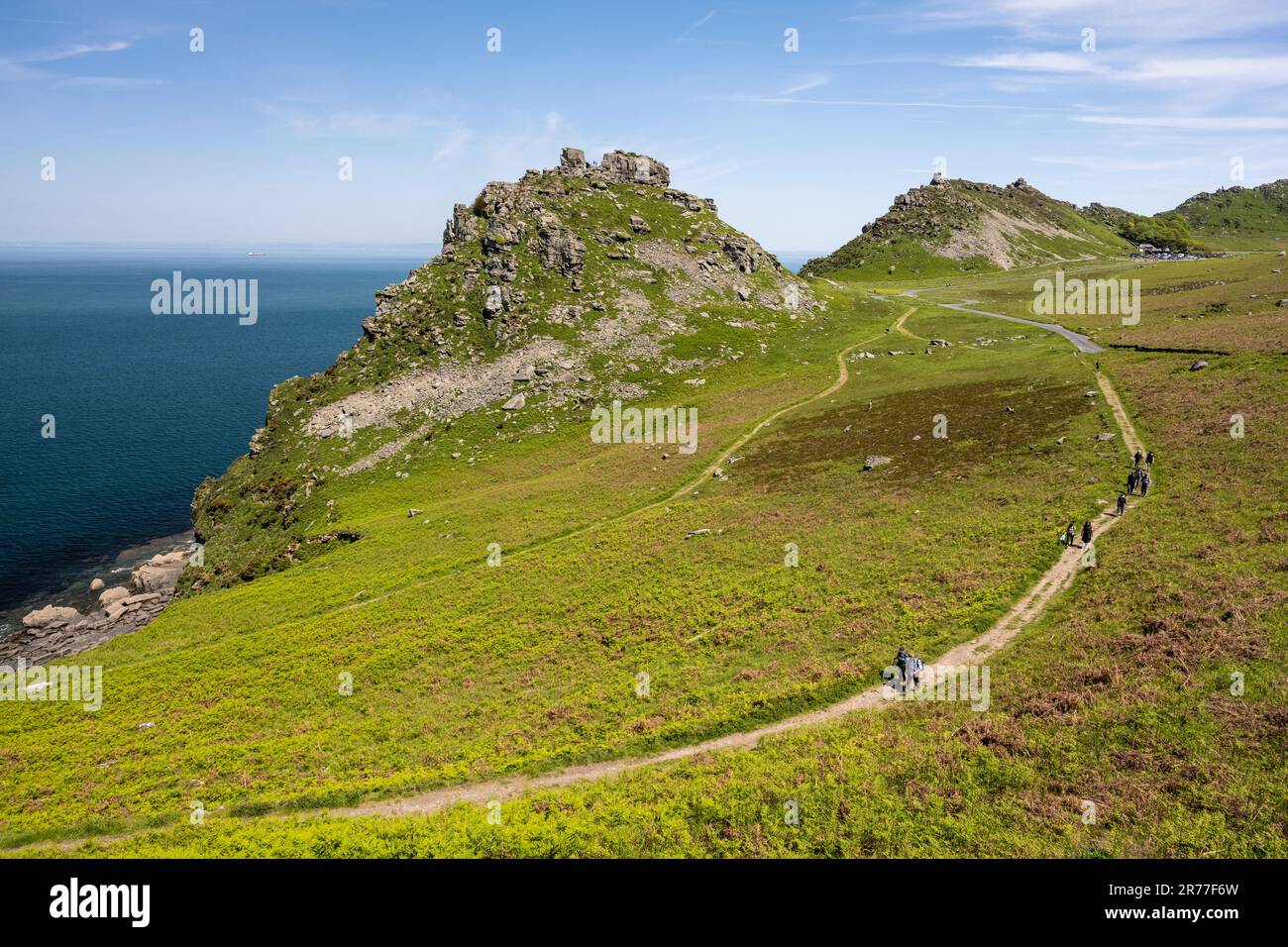 Les randonneurs marchent sur le South West Coast Path à la Valley of Rocks près de Lynton, dans le nord du Devon, en Angleterre. Banque D'Images