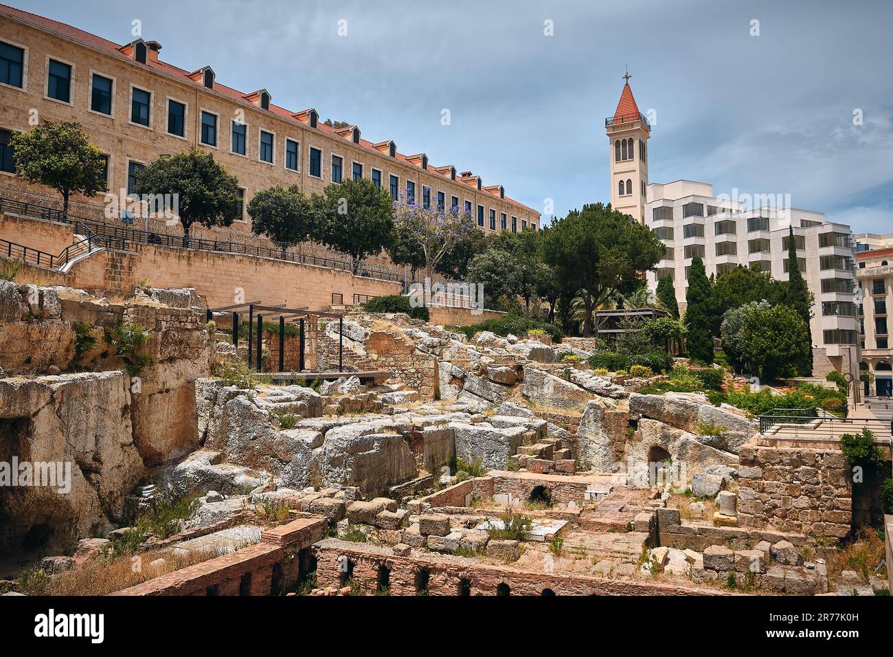 Ruines du bain romain entouré de bâtiments modernes du centre-ville de Beyrouth. Thermes romains de Berytus, site archéologique ancien. Grand Palais et Saint Lou Banque D'Images