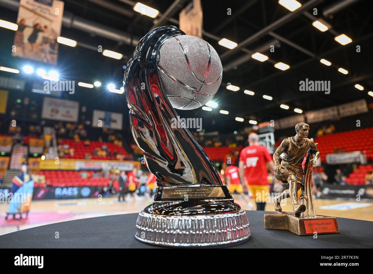 Ostende, Belgique. 13th juin 2023. Trophée des champions de la Ligue BNXT  en photo avec le MVP BNXT Playoffs Trophee lors d'un match de basket-ball  entre Belge BC Filou Oostende et ZZ