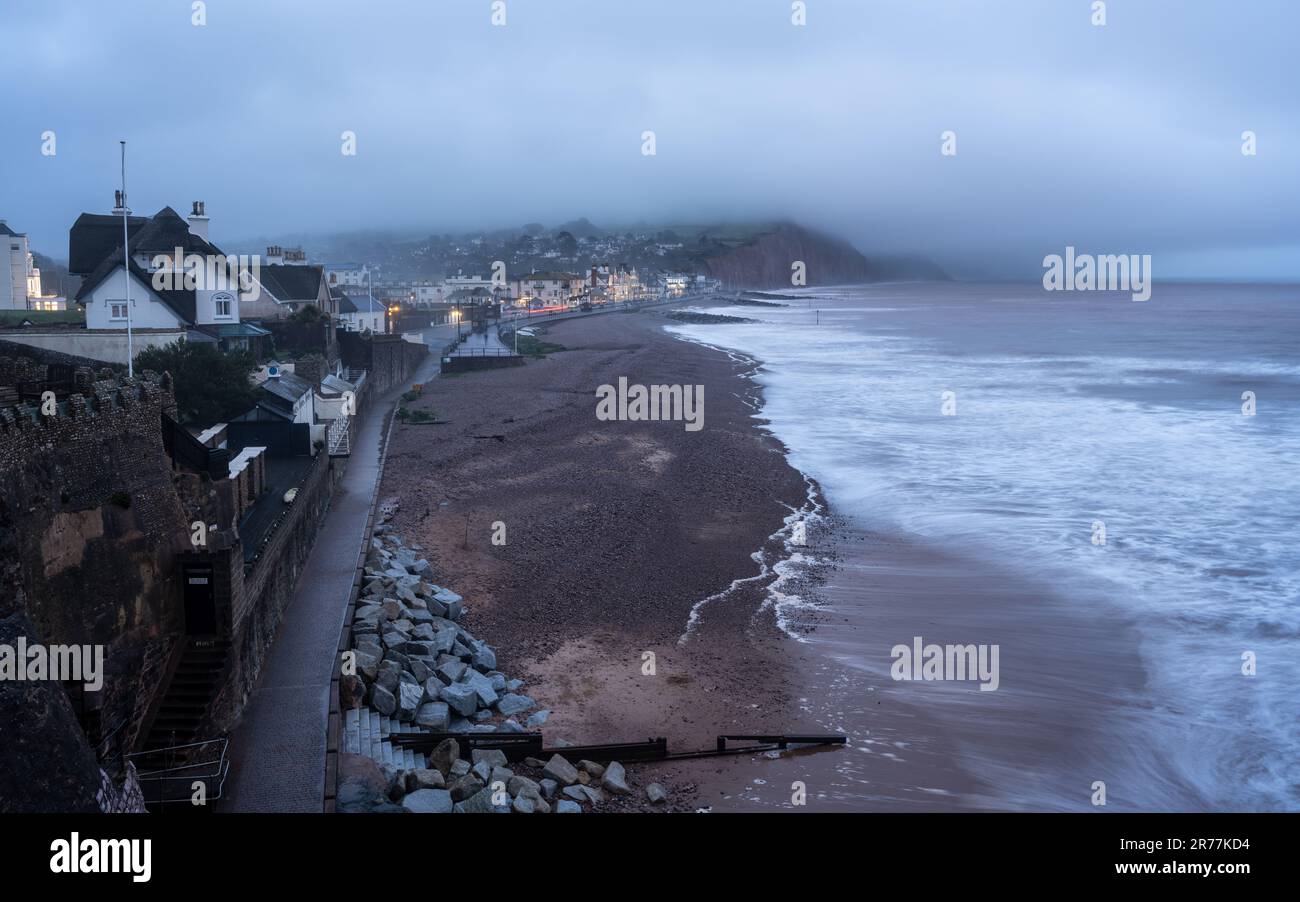 L'Esplanade du bord de mer est éclairée au crépuscule dans la ville balnéaire de Sidmouth, sur la côte jurassique de Devon. Banque D'Images