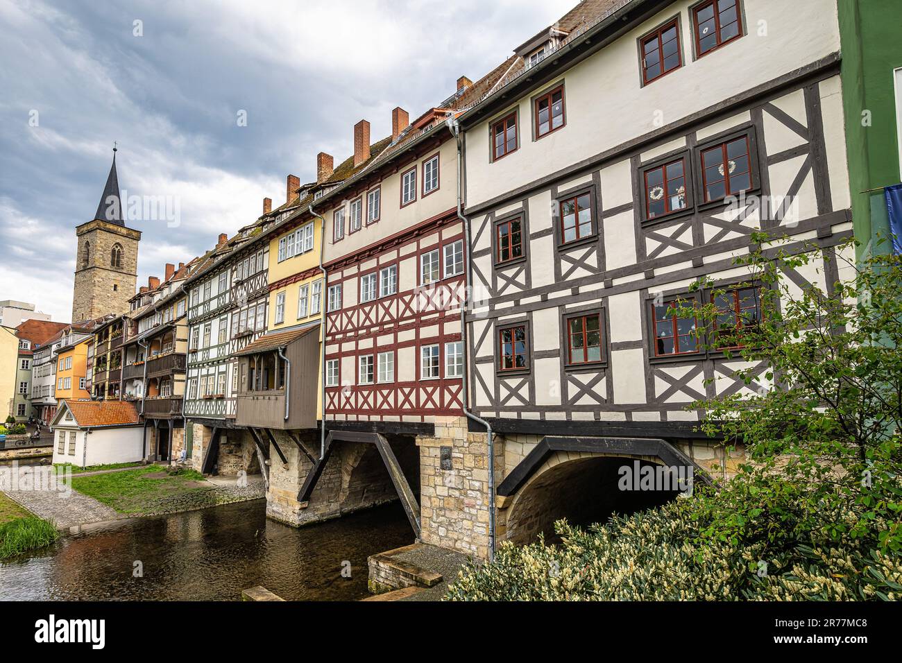 Merchants Bridge, Kraemerbruecke à Erfurt, Allemagne. Il a été construit en 1325. Le seul pont au nord des Alpes qui est entièrement construit avec des maisons Banque D'Images