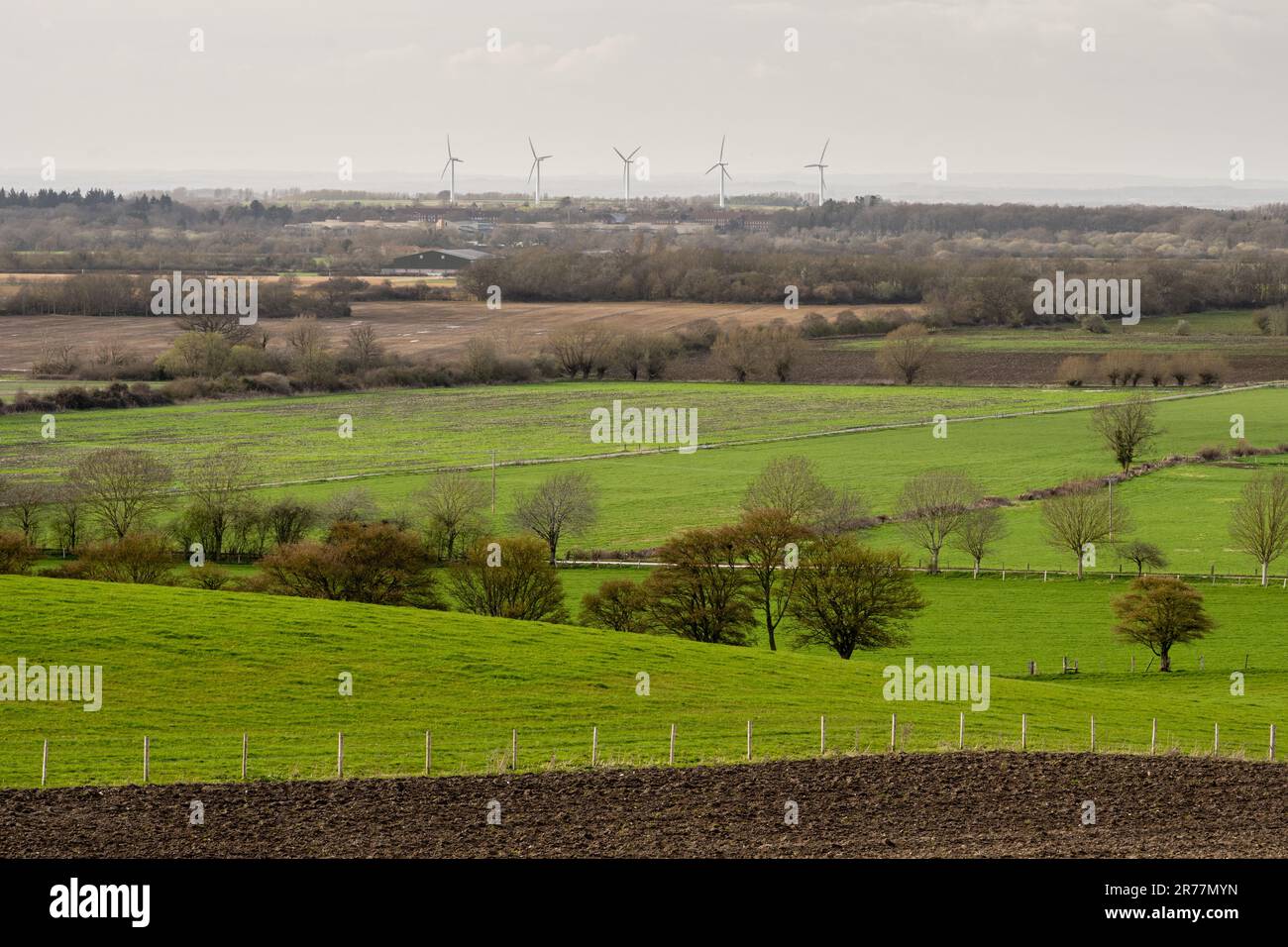 Le parc d'éoliennes de Westmill s'élève sur une colline derrière la Defense Academy du campus du Royaume-Uni à Shrivenham, vue de Compton Beauchamp à Oxfordshir Banque D'Images